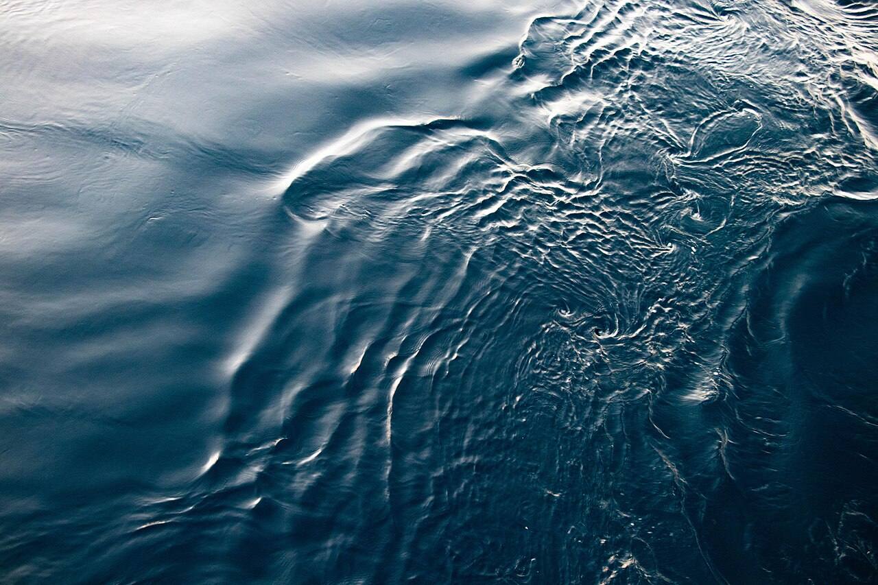 Superficie de agua en movimiento, vista de cerca