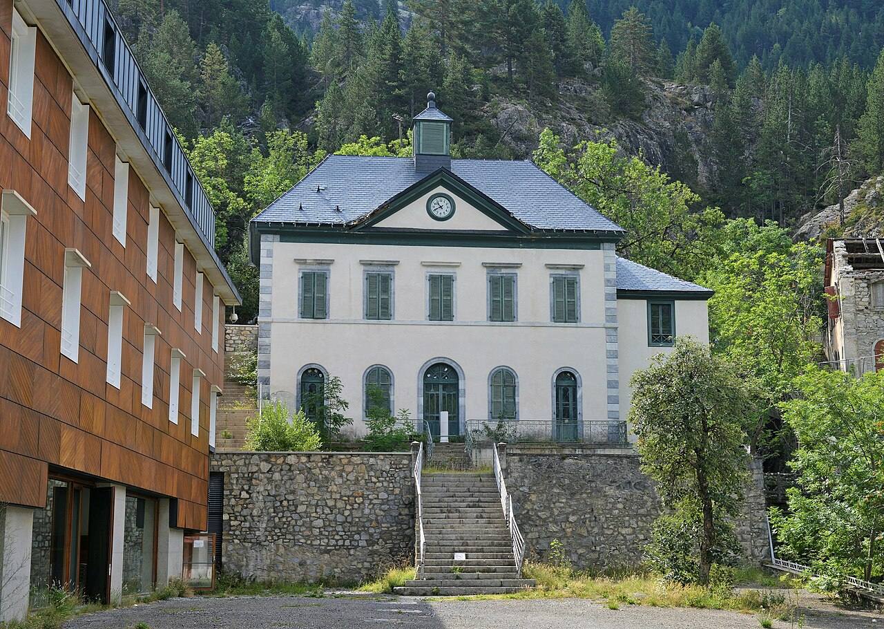 Edificio histórico del balneario de Panticosa
